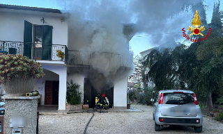 Osimo – Garage in fiamme, intervengono i vigili del fuoco
